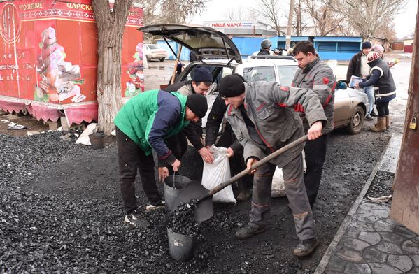 塔拉科夫卡镇居民装运生活用煤。 - 俄罗斯卫星通讯社