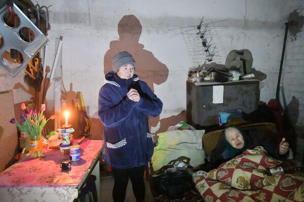 索皮诺镇女性居民在防空洞内接受3·8妇女节赠花。 - 俄罗斯卫星通讯社
