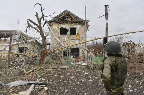 男子正在拍攝索皮諾鎮受損房屋情況。 - 俄羅斯衛星通訊社