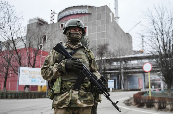 俄联邦军事人员在扎波罗热核电站内部警戒。 - 俄罗斯卫星通讯社