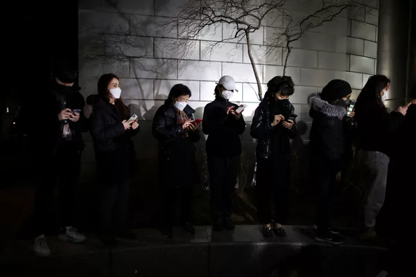 首爾,韓國新當選總統尹錫悅的支持者們觀看總統選舉結果的直播。 首爾,韓國新當選總統尹錫悅的支持者們觀看總統選舉結果的直播。 - 俄羅斯衛星通訊社