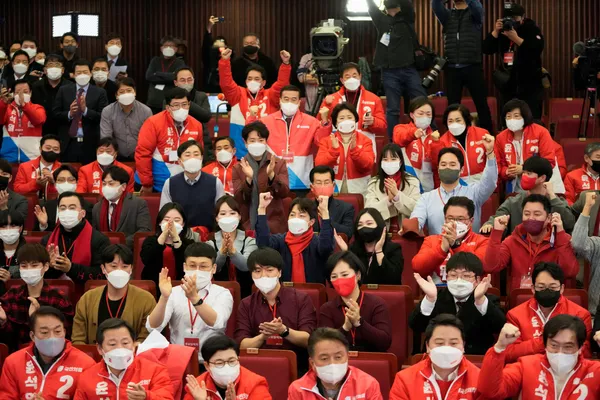 首爾,主要反對黨國民力量黨的成員和立法委員觀看電視直播。 首爾,主要反對黨國民力量黨的成員和立法委員觀看電視直播。 - 俄羅斯衛星通訊社