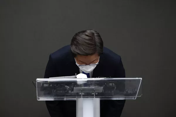首爾,韓國執政黨共同民主黨候選人李在明在該黨總部承認選舉失敗後鞠躬致歉。 首爾,韓國執政黨共同民主黨候選人李在明在該黨總部承認選舉失敗後鞠躬致歉。 - 俄羅斯衛星通訊社