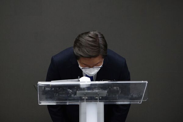 首尔，韩国执政党共同民主党候选人李在明在该党总部承认选举失败后鞠躬致歉。 - 俄罗斯卫星通讯社