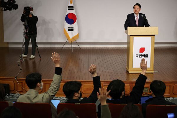 首尔，新当选总统尹锡悦在国会召开首次新闻发布会，媒体代表举手向尹锡悦提问。 - 俄罗斯卫星通讯社