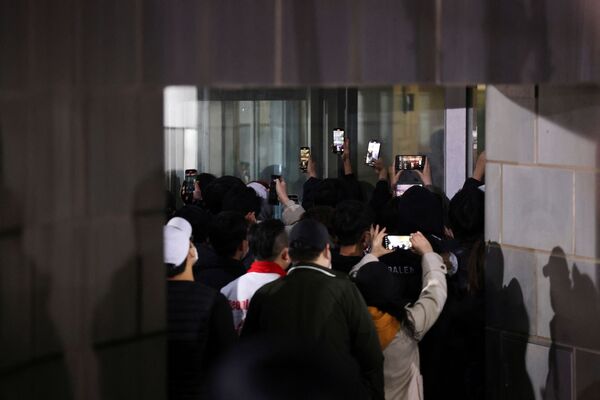 支持者們給韓國新當選總統尹錫悅拍照。 - 俄羅斯衛星通訊社
