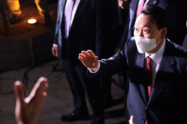 韓國新當選總統尹錫悅走出家門。 - 俄羅斯衛星通訊社