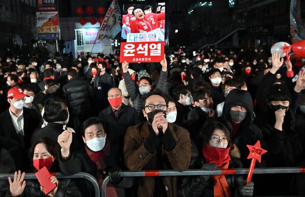 首爾，韓國新當選總統、最大在野黨國民力量黨候選人尹錫悅的支持者們齊聚該黨總部附近。 - 俄羅斯衛星通訊社