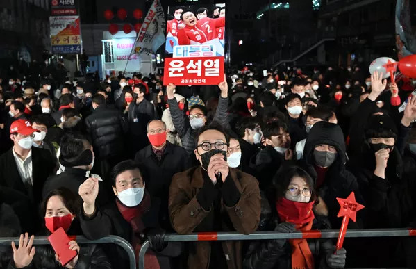 首爾,韓國新當選總統、最大在野黨國民力量黨候選人尹錫悅的支持者們齊聚該黨總部附近。 首爾,韓國新當選總統、最大在野黨國民力量黨候選人尹錫悅的支持者們齊聚該黨總部附近。 - 俄羅斯衛星通訊社