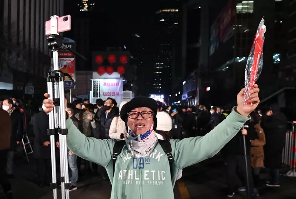 首爾,韓國新當選總統、最大在野黨國民力量黨候選人尹錫悅的支持者們齊聚該黨總部附近。 首爾,韓國新當選總統、最大在野黨國民力量黨候選人尹錫悅的支持者們齊聚該黨總部附近。 - 俄羅斯衛星通訊社