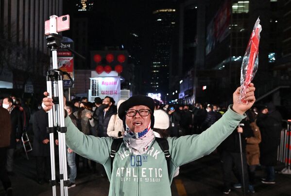 首尔，韩国新当选总统、最大在野党国民力量党候选人尹锡悦的支持者们齐聚该党总部附近。 - 俄罗斯卫星通讯社