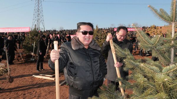 Северокорейский лидер Ким Чен Ын принимает участие в мероприятии по посадке деревьев с участниками 2-й конференции секретарей первичных комитетов Рабочей партии Кореи - 俄羅斯衛星通訊社