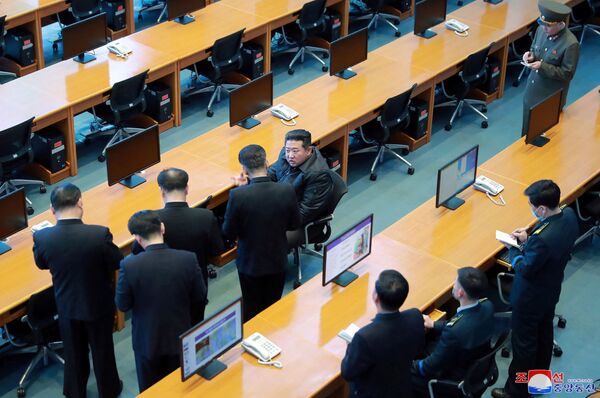 人们在电视上观看朝鲜在首尔东海岸附近发射弹道导弹的新闻报道。 - 俄罗斯卫星通讯社