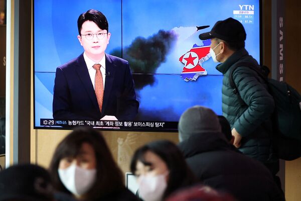 人們在電視上觀看朝鮮在首爾東海岸附近發射彈道導彈的新聞報道。 - 俄羅斯衛星通訊社