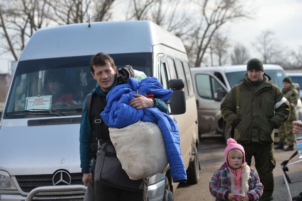 疏散人员援助站附近的马里乌波尔难民。 - 俄罗斯卫星通讯社