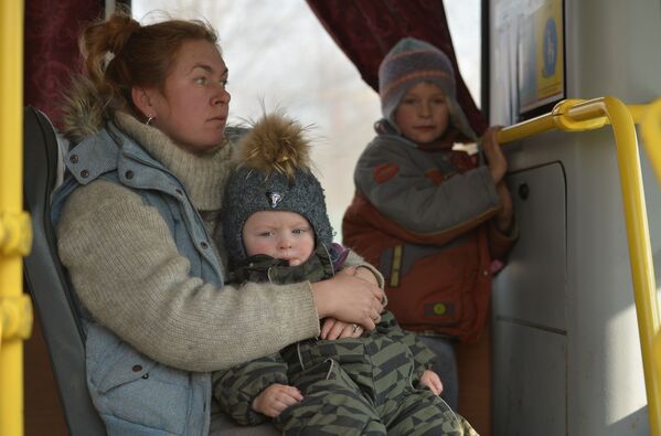 疏散人员援助站附近巴士里的马里乌波尔难民。 - 俄罗斯卫星通讯社