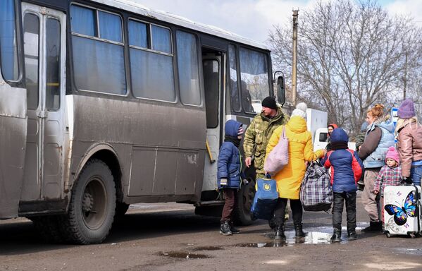 疏散人员援助站里的马里乌波尔难民。 - 俄罗斯卫星通讯社