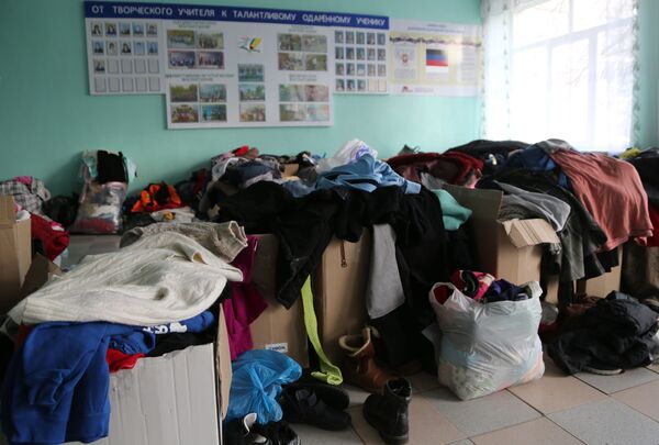 新亚速区别济缅村学校一间屋子里捐助的衣物。 - 俄罗斯卫星通讯社