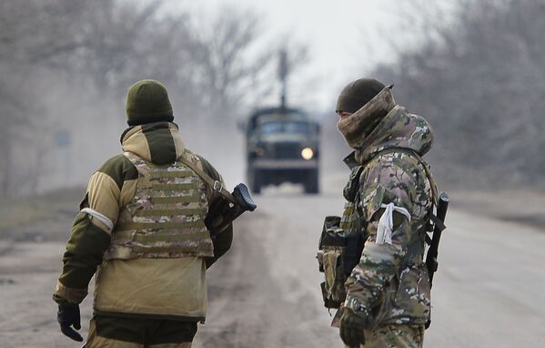 疏散人员援助站附近确保道路安全的顿涅茨克人民共和国人民警察士兵们。 - 俄罗斯卫星通讯社