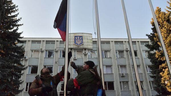 俄罗斯国旗在赫尔松机场所在村庄升起