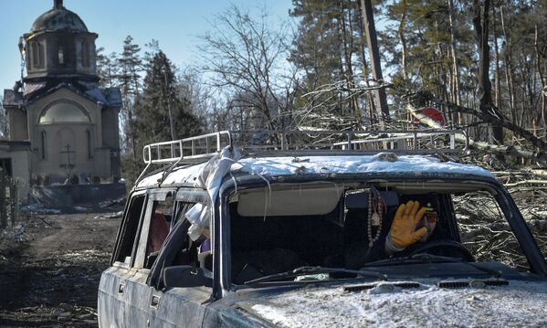 沃尔诺瓦哈市居民驾驶私家车撤离。 - 俄罗斯卫星通讯社