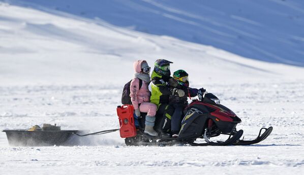 克拉斯诺亚尔斯克边疆区，克拉斯诺亚尔斯克水库冰面上乘坐雪地汽车的人们。 - 俄罗斯卫星通讯社