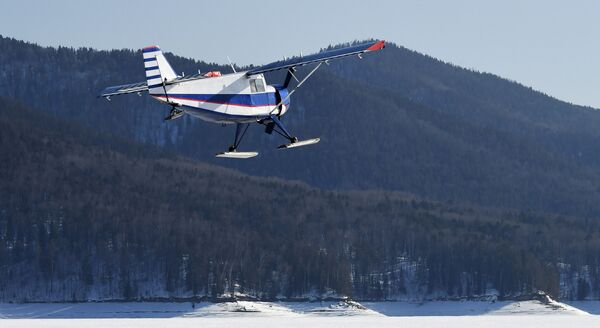克拉斯诺亚尔斯克边疆区，从克拉斯诺亚尔斯克水库冰面上起飞的配备有雪橇式起落架的轻型飞机。 - 俄罗斯卫星通讯社