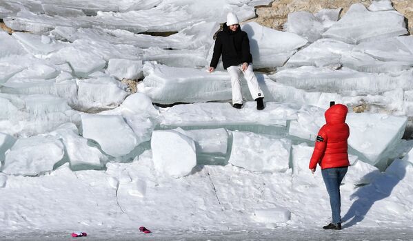 克拉斯诺亚尔斯克边疆区，周日，克拉斯诺亚尔斯克水库冰封的比留萨湾岸边拍照的姑娘们。 - 俄罗斯卫星通讯社
