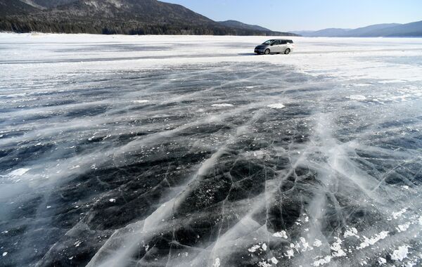 克拉斯诺亚尔斯克边疆区，周日，行驶在克拉斯诺亚尔斯克水库冰面上的汽车。 - 俄罗斯卫星通讯社