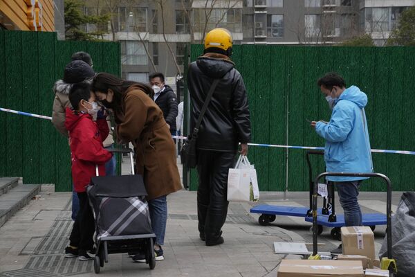 北京，居民們在封控區附近等候。 - 俄羅斯衛星通訊社