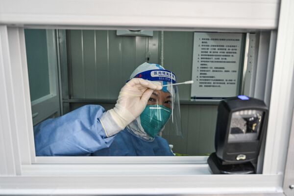 醫護人員為民眾進行核酸檢測採樣。 - 俄羅斯衛星通訊社