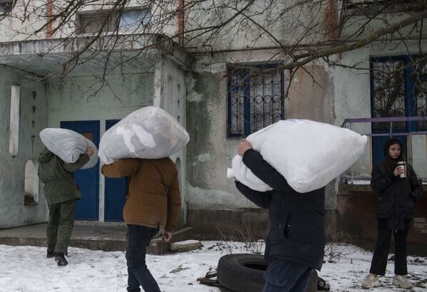 在解放的卢甘斯克人民共和国乔普洛耶村，当地居民帮助卢甘斯克人民共和国人民警察战士卸下人道主义救援物资。 - 俄罗斯卫星通讯社
