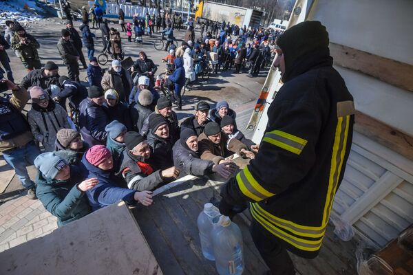 顿涅茨克人民共和国管控下的沃尔诺瓦哈，当地居民领取人道主义救援物资。 - 俄罗斯卫星通讯社