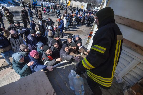 頓涅茨克人民共和國管控下的沃爾諾瓦哈，當地居民領取人道主義救援物資。 - 俄羅斯衛星通訊社