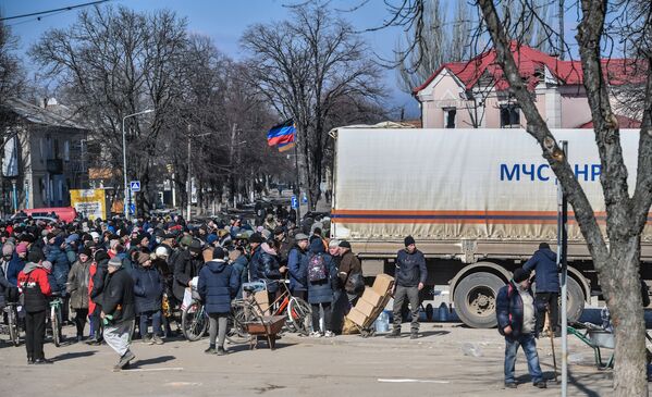 顿涅茨克人民共和国管控下的沃尔诺瓦哈，当地居民领取人道主义救援物资。 - 俄罗斯卫星通讯社
