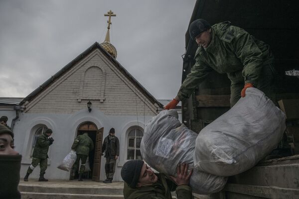 卢甘斯克人民共和国红杰尔库尔村，人民警察士兵们正在卸下人道主义救援物资。 - 俄罗斯卫星通讯社