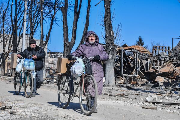 当地居民将领取到的人道主义救援物资运回家。 - 俄罗斯卫星通讯社