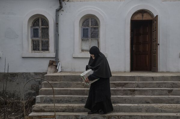 红杰尔库尔村圣母诞生教堂附近的修女。 - 俄罗斯卫星通讯社