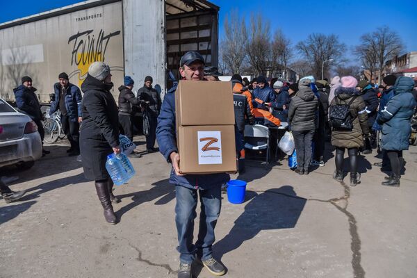 頓涅茨克人民共和國管控下的沃爾諾瓦哈，當地居民領取人道主義救援物資。 - 俄羅斯衛星通訊社