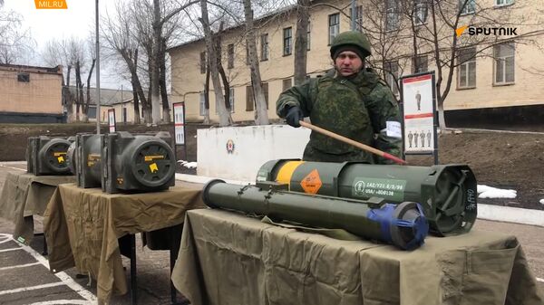 俄军向顿巴斯两共和国移交缴获的乌民族主义者武器 - 俄罗斯卫星通讯社