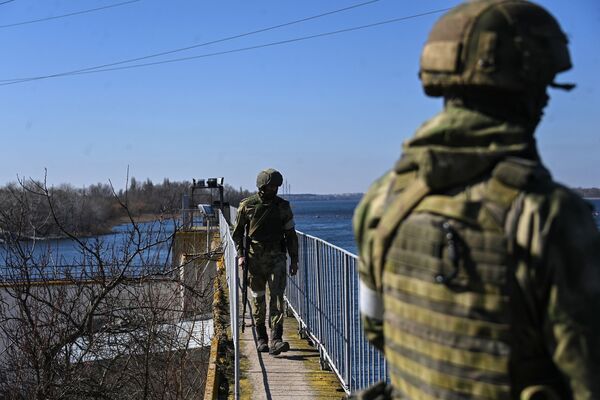 俄罗斯武装不敌军人在赫尔松州北克里米亚运河大坝上。 - 俄罗斯卫星通讯社
