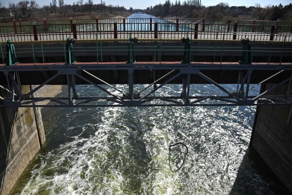 北克里米亞運河上的一座堤壩，這條運河發源於卡霍夫卡水電站水庫。2014年，烏克蘭對克里米亞實施了水路封鎖，關閉了運河。現在運河水流充沛。 - 俄羅斯衛星通訊社