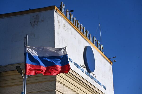 新卡霍夫卡市卡霍夫卡水電站懸掛的俄羅斯聯邦國旗。 卡霍夫卡水電站是最重要的戰略設施，是烏克蘭南部能源供應的主要來源。 - 俄羅斯衛星通訊社