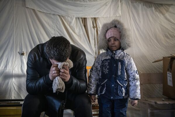 斯塔罗别利斯克市居民在临时难民营得到人道主义救援。 斯塔罗别利斯克市居民在临时难民营得到人道主义救援。 - 俄罗斯卫星通讯社