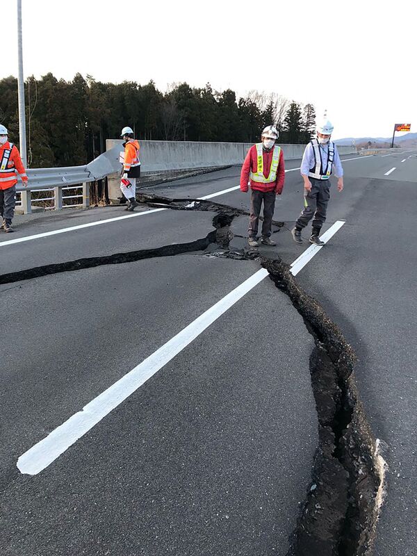 福島地區公路路面因地震開裂。 - 俄羅斯衛星通訊社