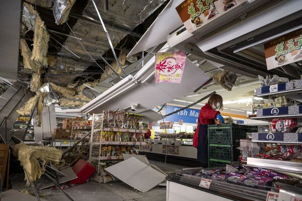 白石市超市員工整理在地震中損壞的貨架。 - 俄羅斯衛星通訊社