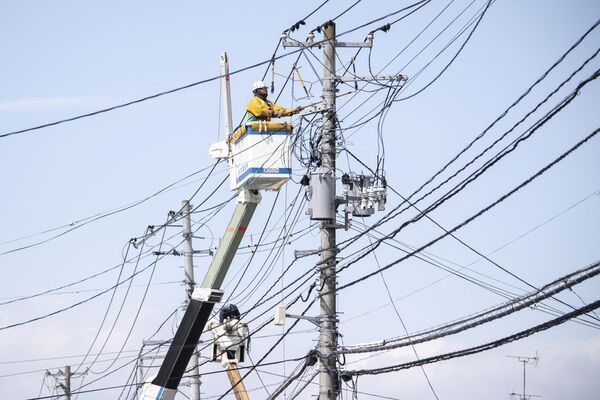 電力職工搶修福島地區受損線路。 - 俄羅斯衛星通訊社