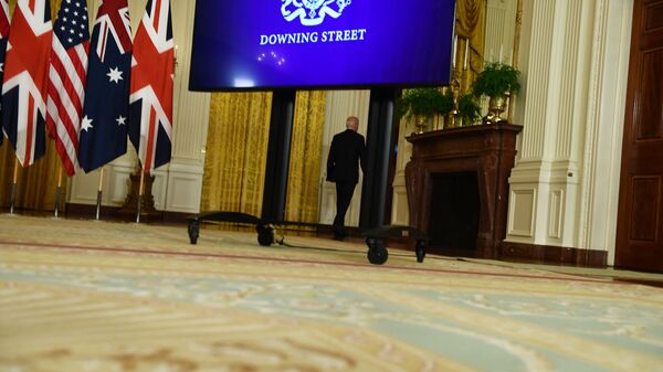 Президент США Джо Байден на фоне флагов США, Австралии и Великобритании после тройных переговоров с Борисом Джонсоном и Скоттом Моррисоном - 俄罗斯卫星通讯社