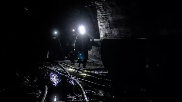 顿涅茨克两个矿井断电井下70人被困 - 俄罗斯卫星通讯社