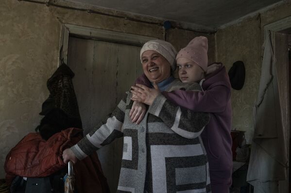 卢甘斯克共和国博洛坚诺耶镇居民塔季扬娜与女儿阿林娜。 - 俄罗斯卫星通讯社